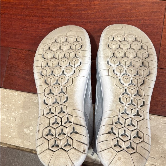 Grey Nike Free Runs - Picture 4 of 4
